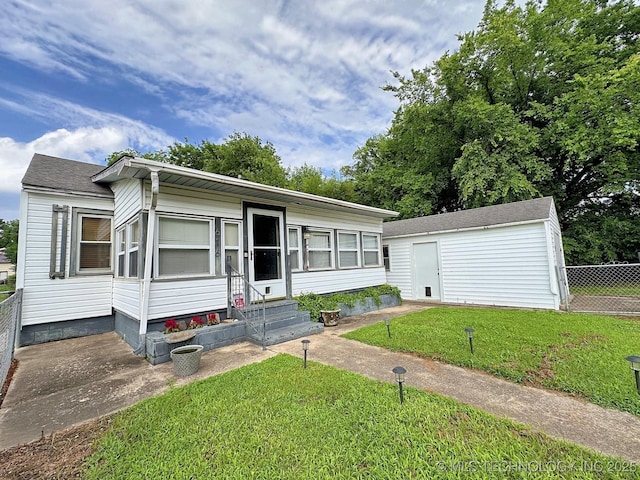 616 N Lee St, Fort Gibson, OK 74434 - view of front of property with entry steps and an outbuilding