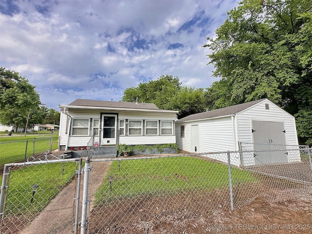 616 N Lee St, Fort Gibson, OK 74434 - view of front facade featuring a detached garage, a fenced backyard, a gate, and a storage shed