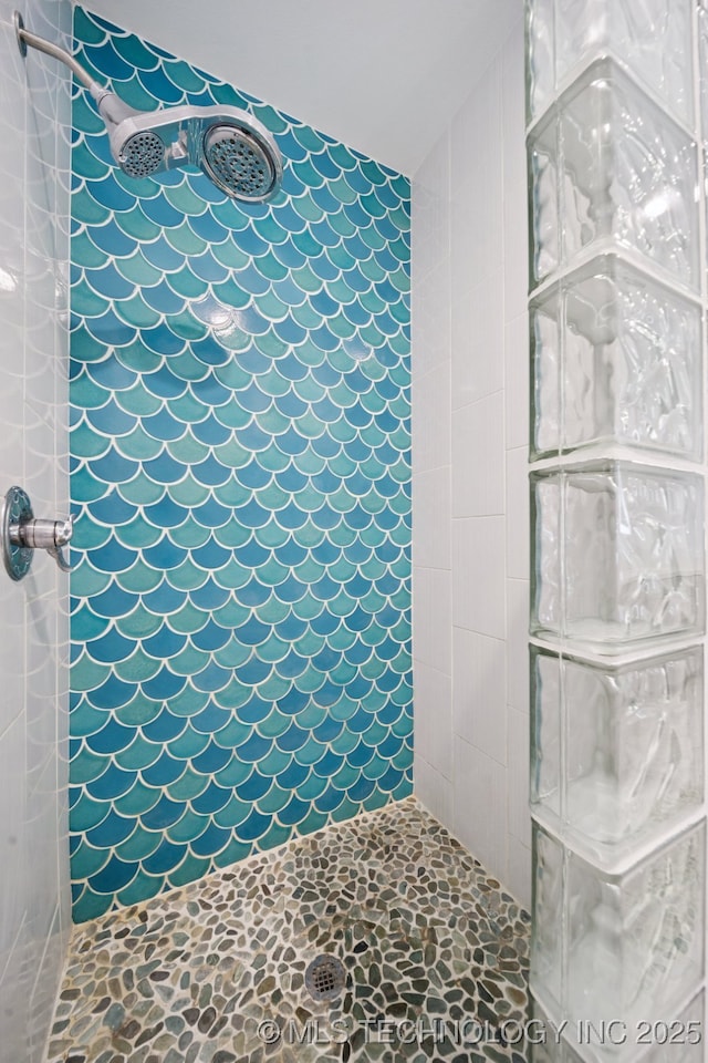 4127 New Prue Rd, Sand Springs, OK 74063 - full bathroom featuring a tile shower and stone finish flooring