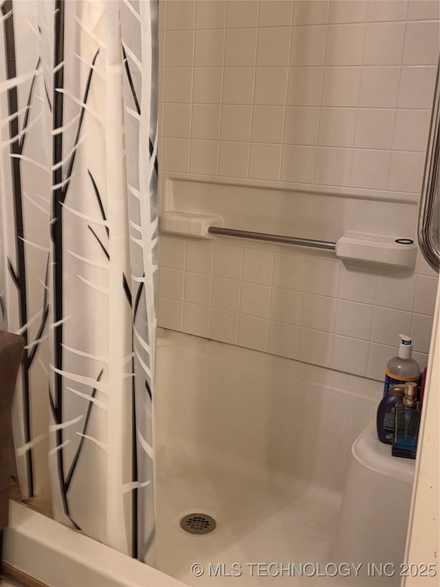 14177 E 590th Rd S, Inola, OK 74036 - bathroom with shower / tub combo with curtain