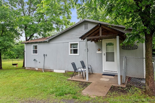 6607 Old Taft Rd, Muskogee, OK 74401 - back of house featuring a yard