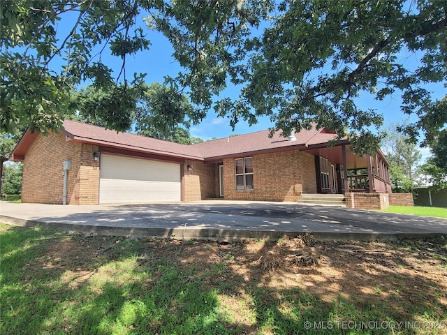 428101 E 1150th Rd, Porum, OK 74455 - ranch-style home featuring brick siding and an attached garage