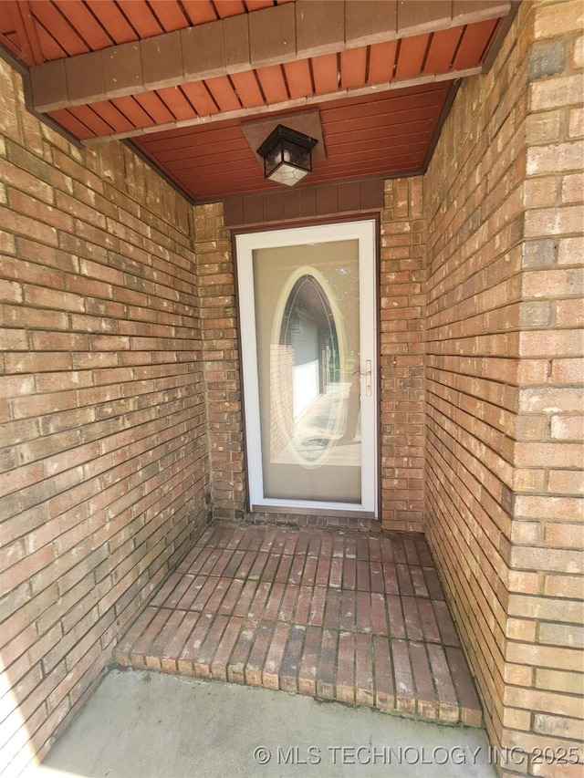 428101 E 1150th Rd, Porum, OK 74455 - entrance to property featuring brick siding