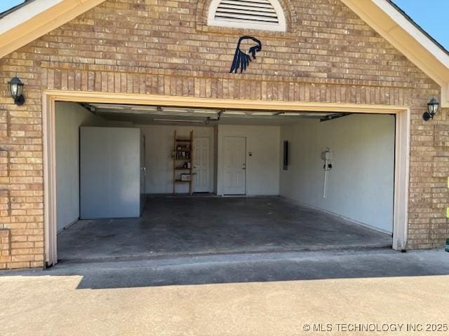9 Arrowhead, Burneyville, OK 73430 - garage featuring driveway
