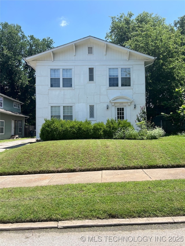 1215 S Quincy Ave, Tulsa, OK 74120 - view of front facade featuring a front lawn