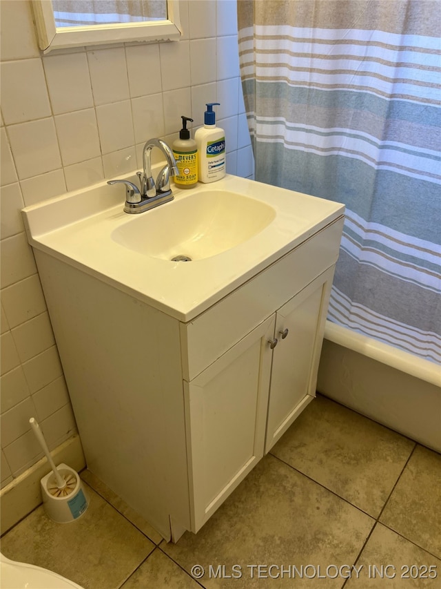 1215 S Quincy Ave, Tulsa, OK 74120 - full bath featuring tile walls, vanity, and tile patterned floors