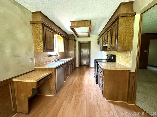204 E 24th Ct, Owasso, OK 74055 - kitchen with stainless steel appliances, a textured ceiling, light wood-style floors, backsplash, and under cabinet range hood