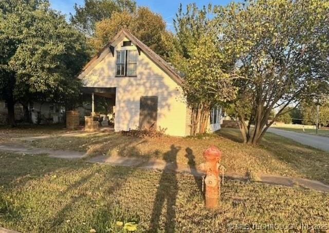 1101 N Collins Ave, Okmulgee, OK 74447 - view of side of home with a yard