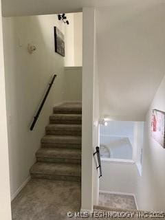 4822 S Quaker Ave, Tulsa, OK 74105 - view of staircase