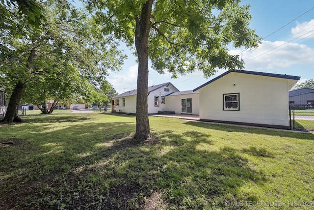 1119 W 7th St, Okmulgee, OK 74447 - view of yard