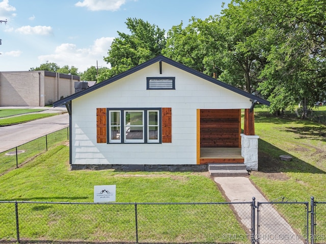 1119 W 7th St, Okmulgee, OK 74447 - view of front of house with a gate