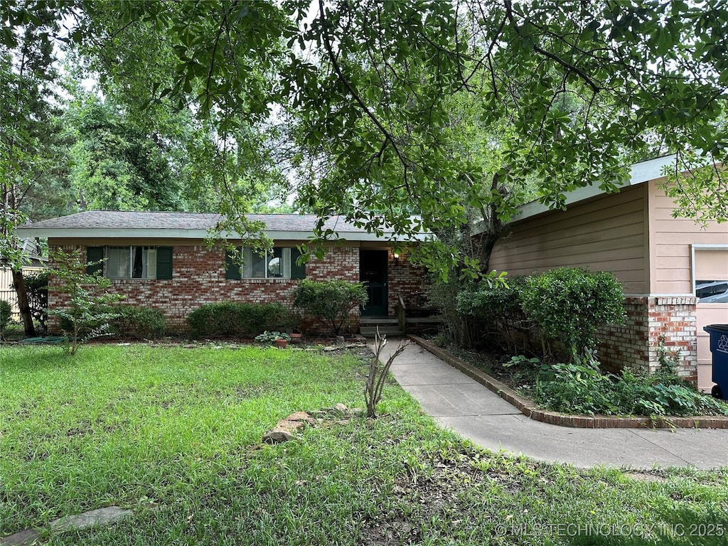 5660 S Marion Ave, Tulsa, OK 74135 - single story home with brick siding and a front yard