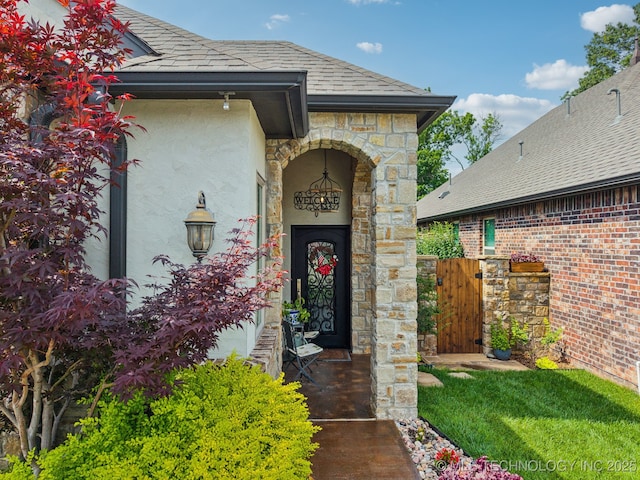 3818 W Phoenix Pl, Broken Arrow, OK 74011 - entrance to property with stucco siding, stone siding, a gate, and a shingled roof