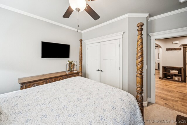 3818 W Phoenix Pl, Broken Arrow, OK 74011 - bedroom featuring crown molding, light colored carpet, a closet, a ceiling fan, and arched walkways