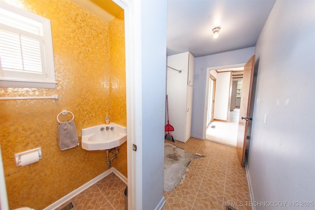 7025 E 58th Pl, Tulsa, OK 74145 - bathroom featuring a sink and baseboards