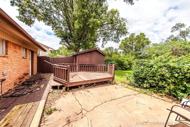 7025 E 58th Pl, Tulsa, OK 74145 - wooden terrace with a patio area