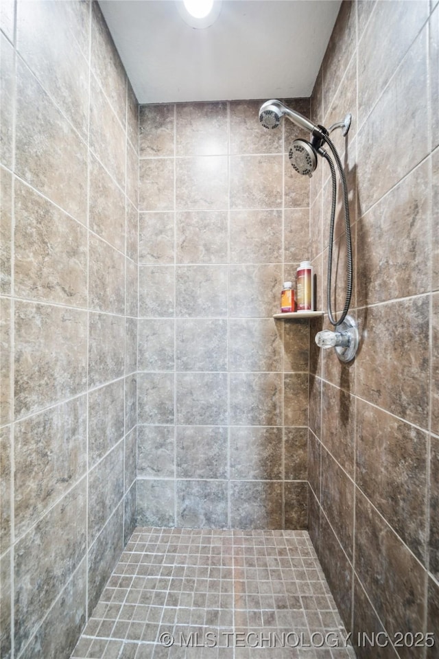 1112 N Yellowood Ave, Broken Arrow, OK 74012 - bathroom featuring tiled shower