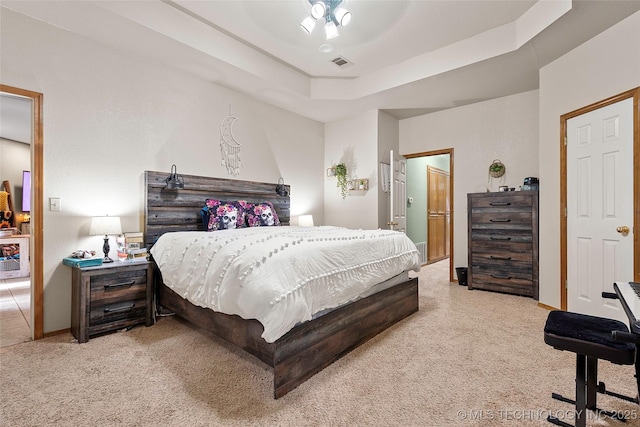 1507 Southern Hills Dr, Ardmore, OK 73401 - carpeted bedroom with a ceiling fan and ensuite bath