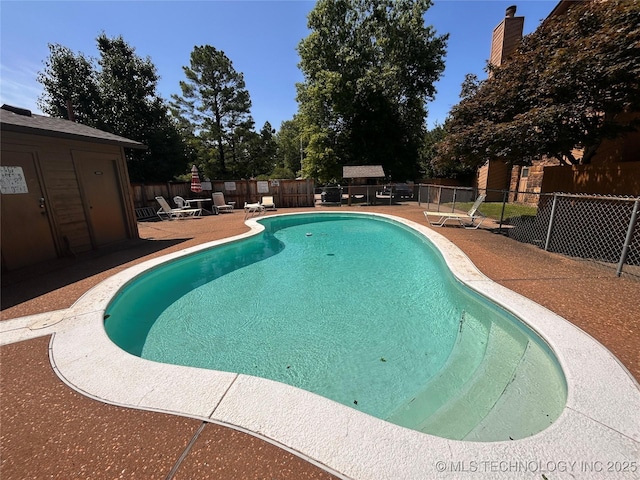 3402 S Winston Ave Unit 103, Tulsa, OK 74135 - view of swimming pool featuring a fenced backyard and a patio