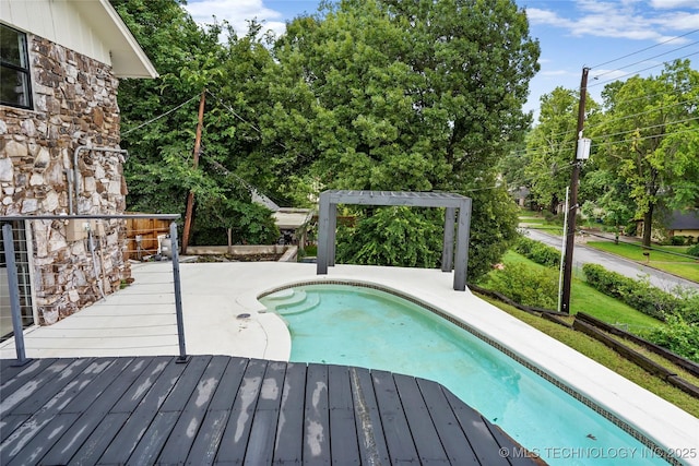 2936 E 75th St, Tulsa, OK 74136 - swimming pool featuring a wooden deck