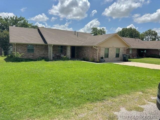 905 Rogers Ave, Madill, OK 73446 - photo 1