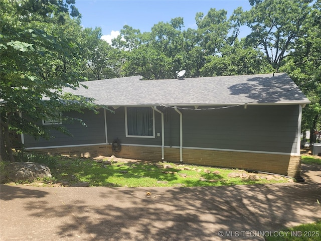 1416 Robin Hood Rd, Eufaula, OK 74432 - view of front facade featuring roof with shingles