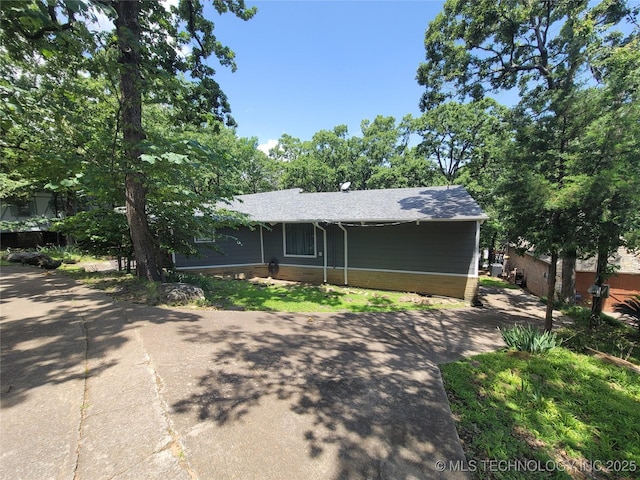 1416 Robin Hood Rd, Eufaula, OK 74432 - view of front of property featuring a shingled roof