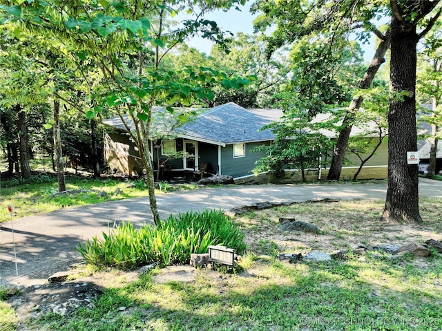 1416 Robin Hood Rd, Eufaula, OK 74432 - view of front facade with a shingled roof