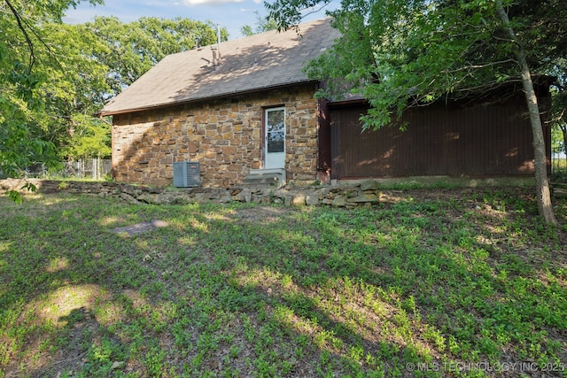 905 W Andrew Ave, Sapulpa, OK 74066 - back of property with stone siding, roof with shingles, and entry steps