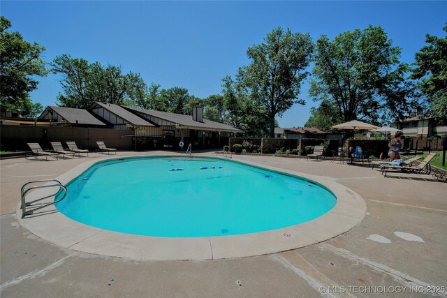 6370 S 80th E Ave Unit E, Tulsa, OK 74133 - community pool with a patio area