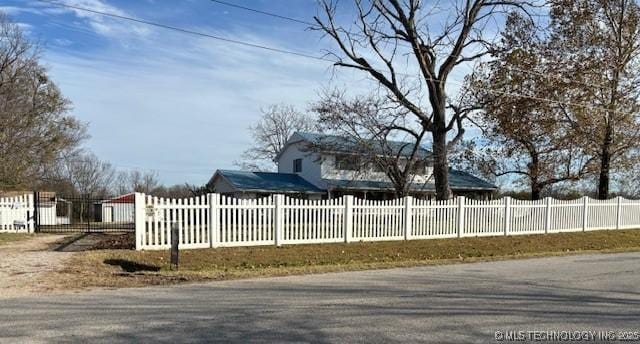 260 N 260th Rd, Mounds, OK 74047 - view of front facade with a fenced front yard