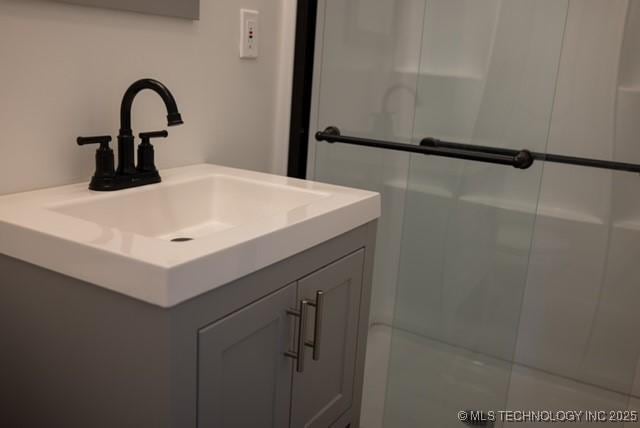 4621 Riverside Dr, Tulsa, OK 74105 - full bath with a shower with shower door and vanity