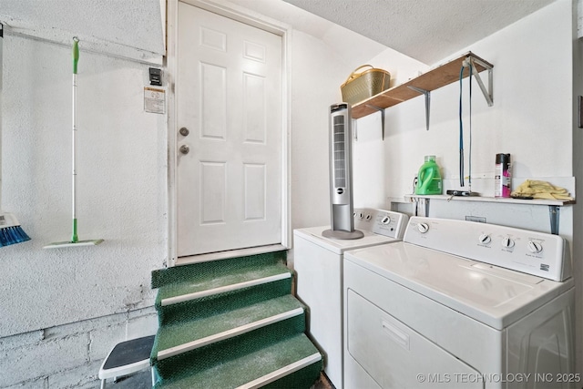 1332 E 42nd St, Tulsa, OK 74105 - laundry area featuring washer and clothes dryer and a textured ceiling