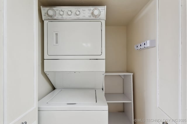 450 W 7th St # 908, Tulsa, OK 74119 - laundry area with stacked washer and clothes dryer