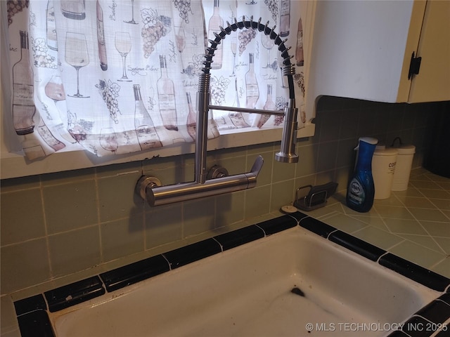 3156 S Madison Ave, Tulsa, OK 74105 - bathroom featuring tasteful backsplash