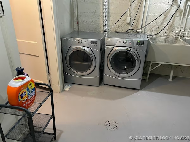 3156 S Madison Ave, Tulsa, OK 74105 - laundry room featuring washing machine and dryer and a sink