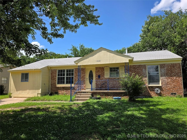 1435 E Jones Ave, Sapulpa, OK 74066 - single story home featuring a front lawn, a porch, crawl space, and brick siding
