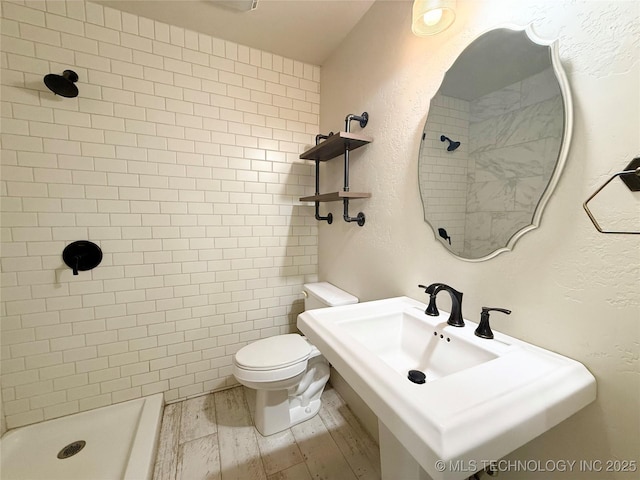206 S 2nd St, Eufaula, OK 74432 - bathroom with a tile shower and wood finished floors