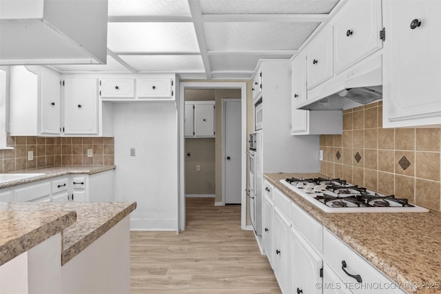 1121 S 221st W Ave, Sand Springs, OK 74063 - kitchen featuring white gas stovetop, under cabinet range hood, light wood-style flooring, white cabinetry, and light countertops