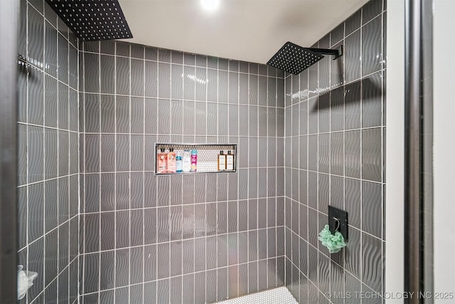210 NW 4th St, Checotah, OK 74426 - bathroom featuring tiled shower