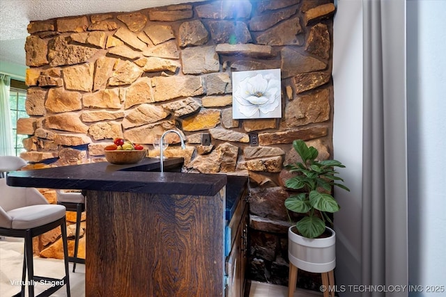 1943 W 163rd St, Skiatook, OK 74070 - indoor wet bar featuring a textured ceiling