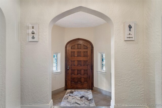 1249 E 26th St, Tulsa, OK 74114 - entryway with arched walkways and a textured wall
