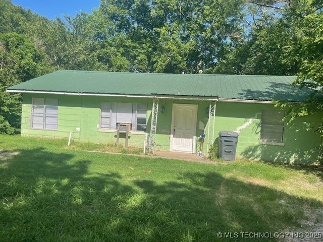 720 B NE, Ardmore, OK 73401 - view of front facade featuring a front yard and a metal roof