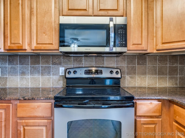 4654 E 68th St S Unit 199, Tulsa, OK 74136 - kitchen with appliances with stainless steel finishes and backsplash