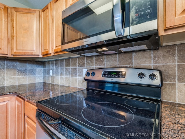 4654 E 68th St S Unit 199, Tulsa, OK 74136 - kitchen featuring stainless steel appliances, backsplash, and light brown cabinetry