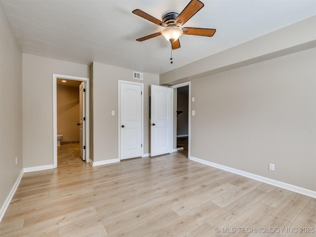 4654 E 68th St S Unit 199, Tulsa, OK 74136 - unfurnished bedroom featuring light wood-style flooring, connected bathroom, and a ceiling fan
