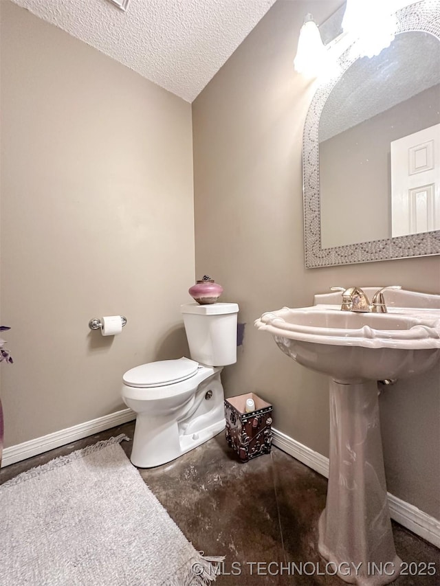 7515 S 108th E Ave, Tulsa, OK 74133 - bathroom featuring baseboards and a textured ceiling