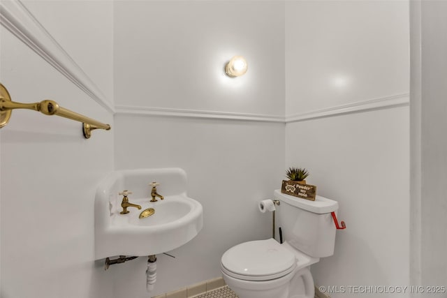 1006 E 17th Pl, Tulsa, OK 74120 - half bath featuring toilet and a sink