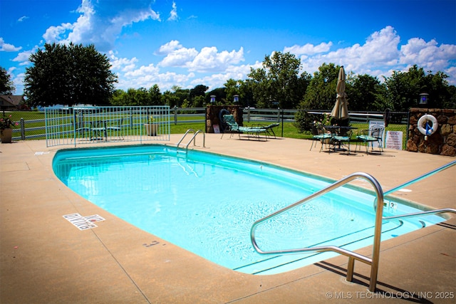 56701 E 310th Rd Unit 712, Afton, OK 74331 - community pool with a patio area