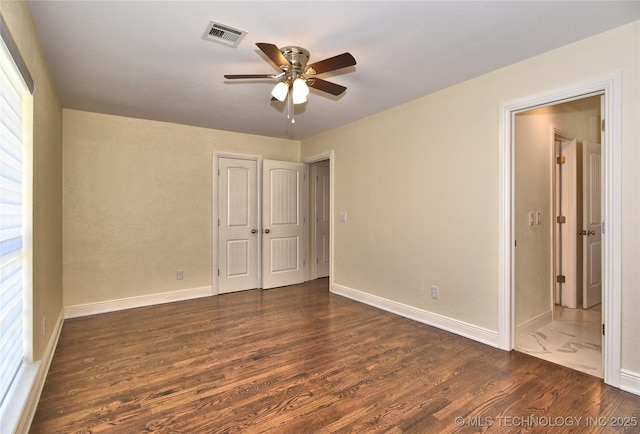 7020 E 89th St, Tulsa, OK 74133 - unfurnished bedroom featuring dark wood-type flooring, a ceiling fan, connected bathroom, and a closet